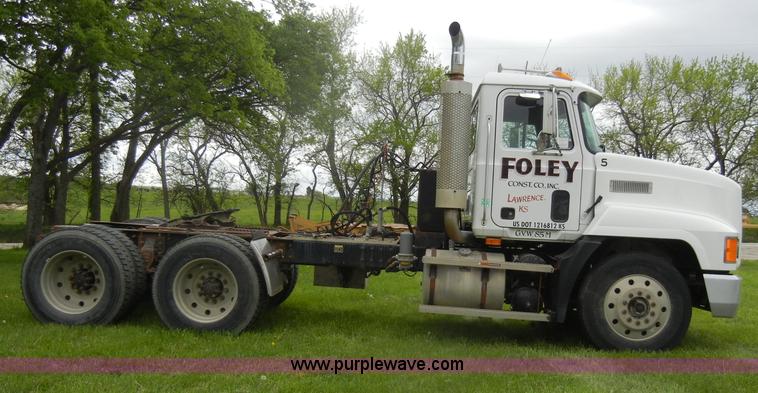 image for item C4474 1994 Mack CH613 semi truck