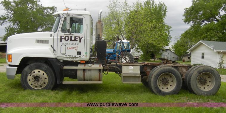image for item C4474 1994 Mack CH613 semi truck
