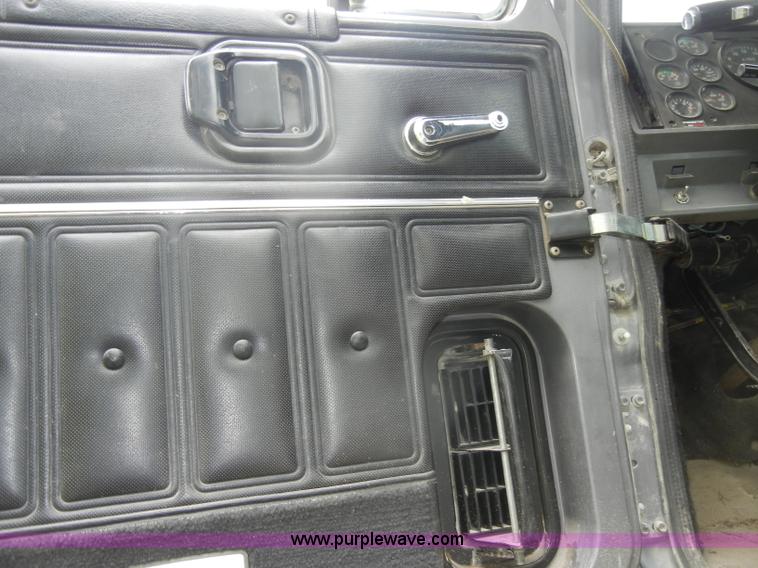 image for item C4474 1994 Mack CH613 semi truck