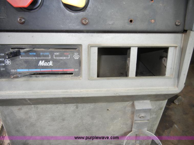 image for item C4474 1994 Mack CH613 semi truck