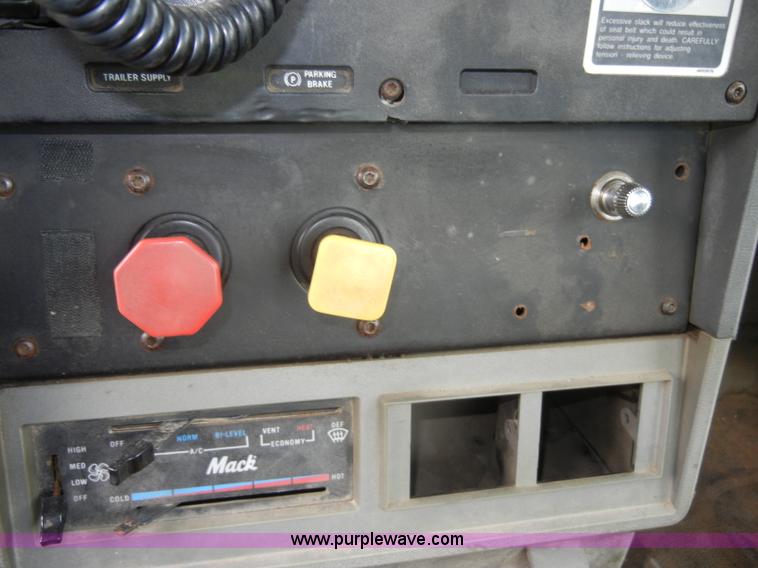 image for item C4474 1994 Mack CH613 semi truck