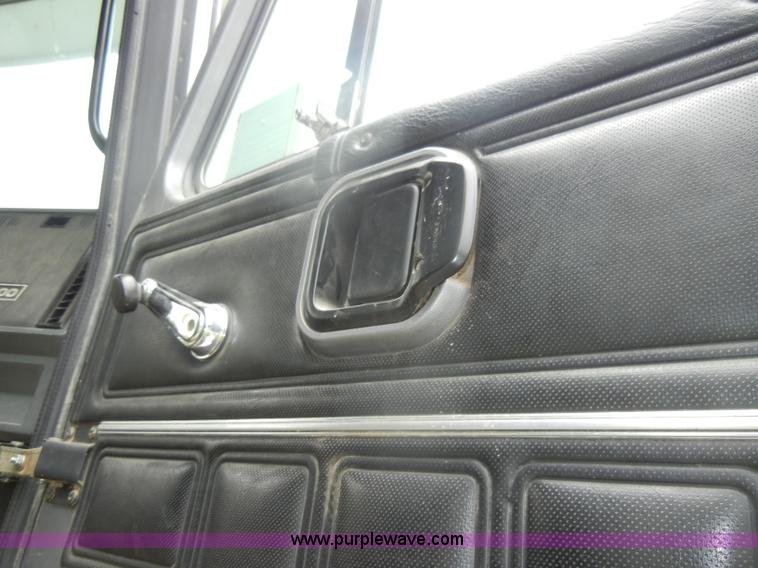 image for item C4474 1994 Mack CH613 semi truck