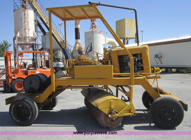 image for item C5449 Broce C804 broom