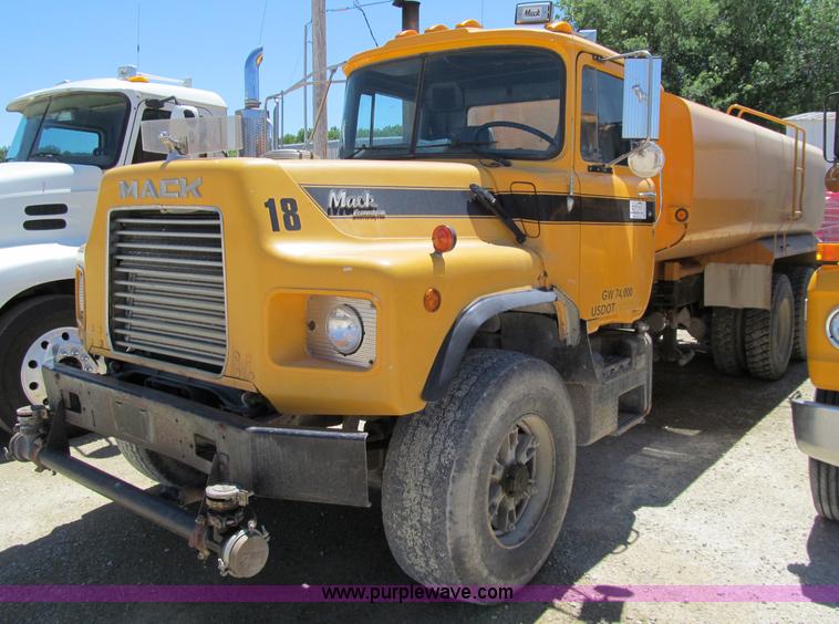 image for item D4012 1988 Mack Econodyne water truck