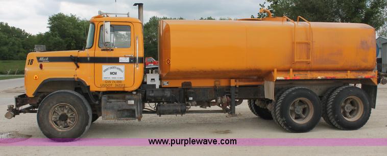 image for item D4012 1988 Mack Econodyne water truck