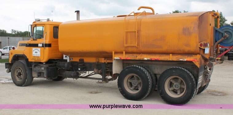 image for item D4012 1988 Mack Econodyne water truck