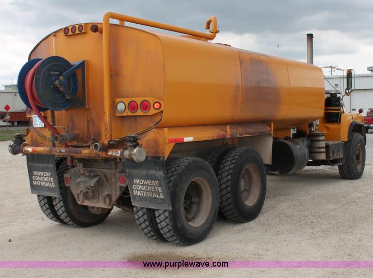 image for item D4012 1988 Mack Econodyne water truck