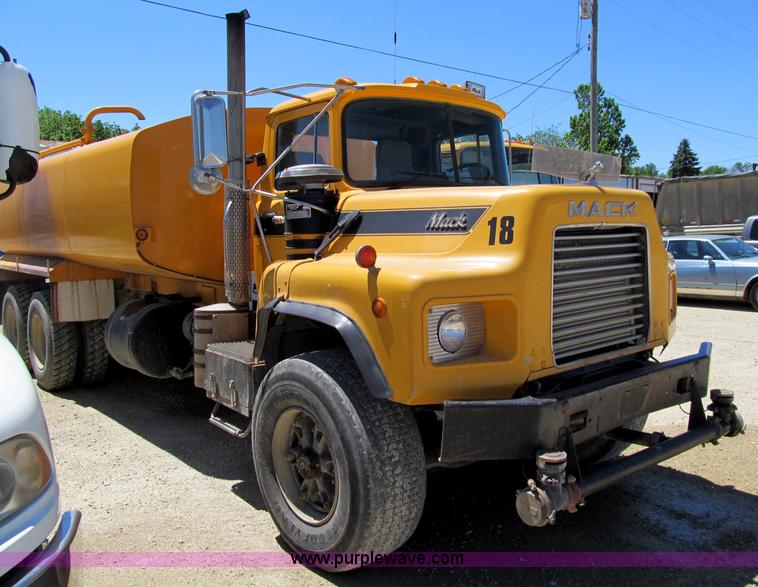image for item D4012 1988 Mack Econodyne water truck