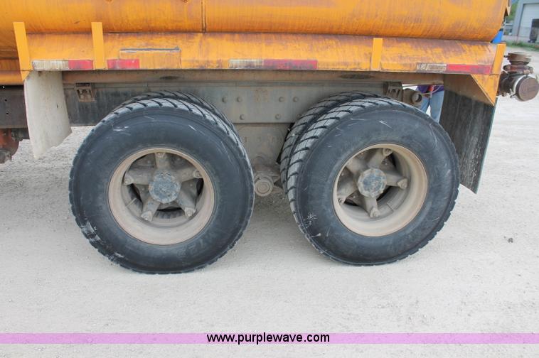 image for item D4012 1988 Mack Econodyne water truck