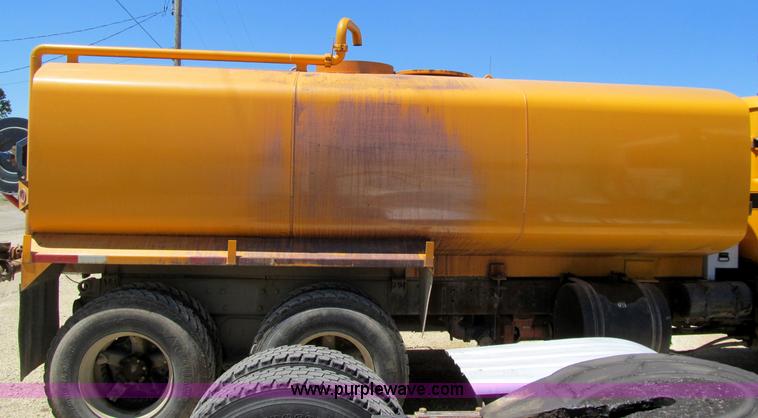 image for item D4012 1988 Mack Econodyne water truck