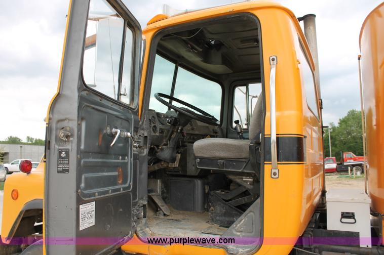 image for item D4012 1988 Mack Econodyne water truck