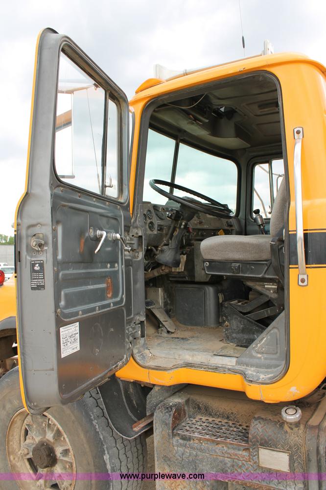 image for item D4012 1988 Mack Econodyne water truck