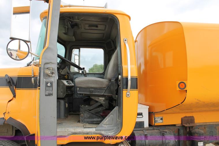 image for item D4012 1988 Mack Econodyne water truck