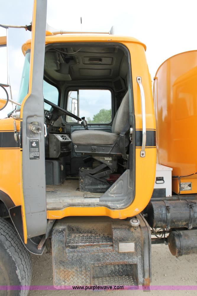 image for item D4012 1988 Mack Econodyne water truck