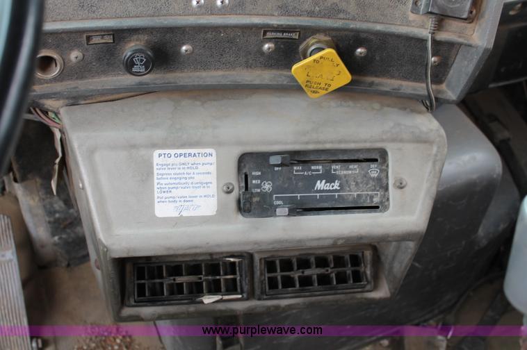 image for item D4012 1988 Mack Econodyne water truck