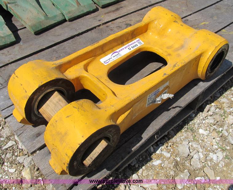 image for item D9449 Hyundai 61N4-40011 control rod assembly for bucket linkage
