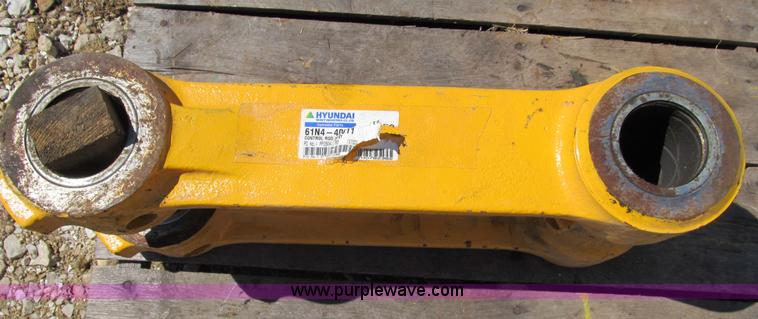 image for item D9449 Hyundai 61N4-40011 control rod assembly for bucket linkage