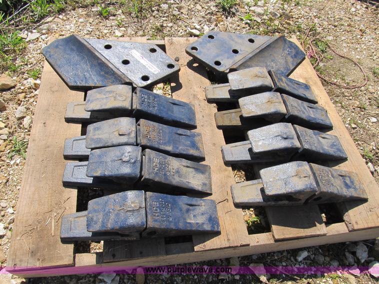 image for item D9451 SBIC E161-3027 excavator bucket teeth and shanks with side cutters