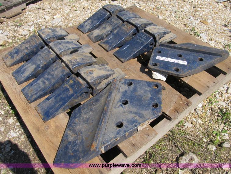 image for item D9451 SBIC E161-3027 excavator bucket teeth and shanks with side cutters