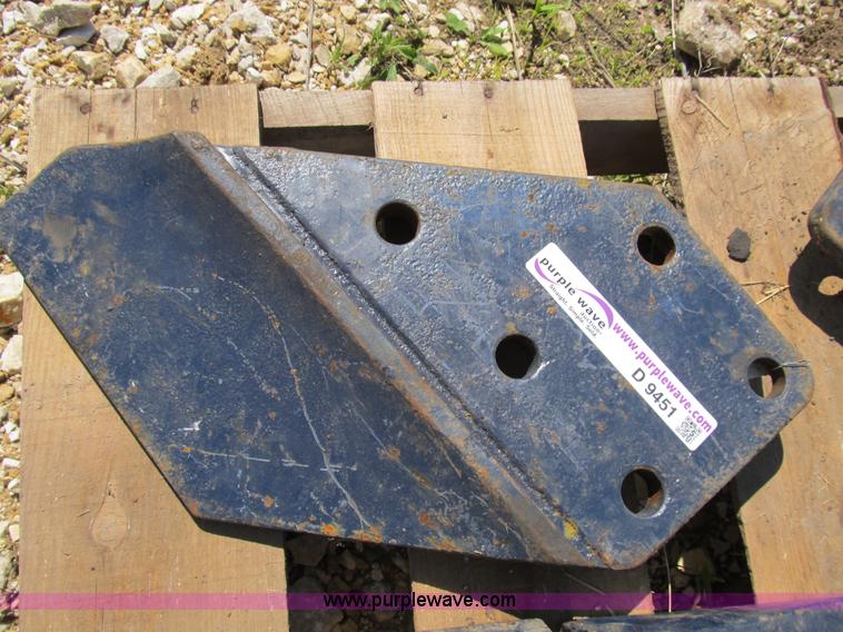 image for item D9451 SBIC E161-3027 excavator bucket teeth and shanks with side cutters