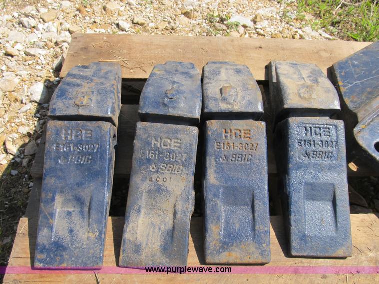 image for item D9451 SBIC E161-3027 excavator bucket teeth and shanks with side cutters