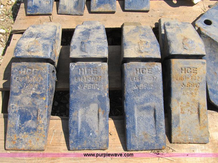 image for item D9451 SBIC E161-3027 excavator bucket teeth and shanks with side cutters