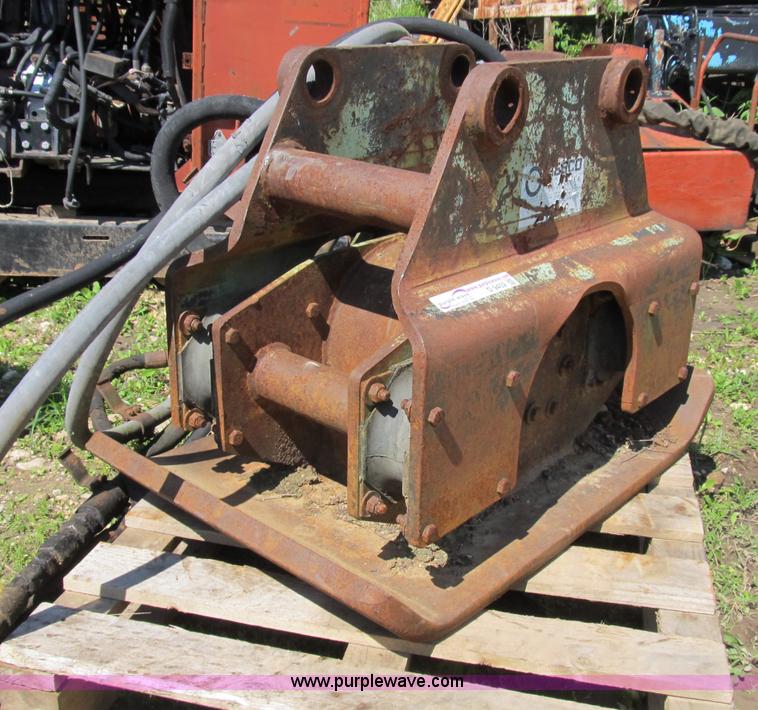 image for item D9452 Hydraulic vibratory plate compactor