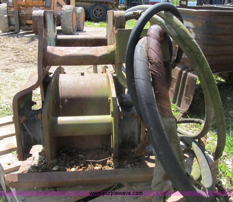 image for item D9452 Hydraulic vibratory plate compactor