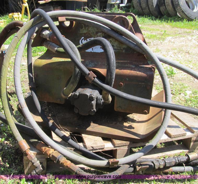 image for item D9452 Hydraulic vibratory plate compactor