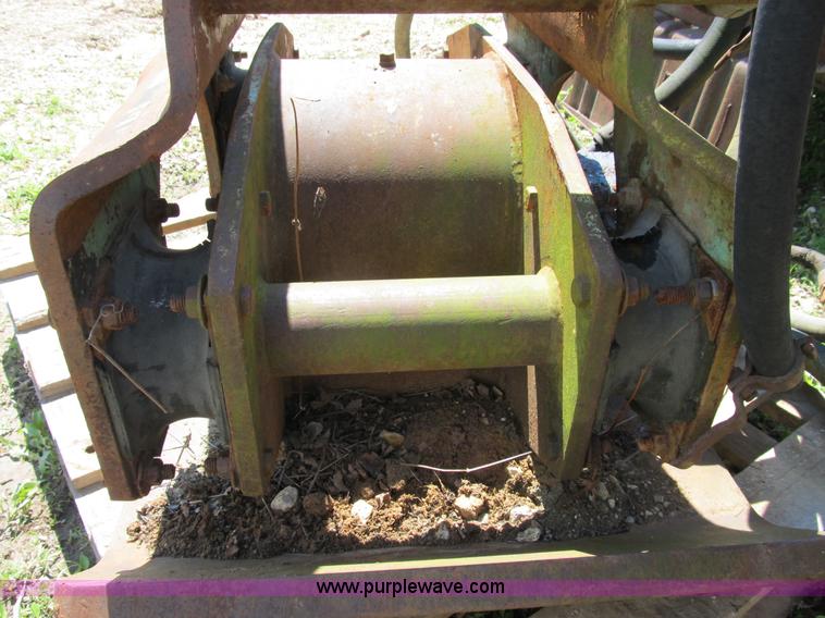 image for item D9452 Hydraulic vibratory plate compactor