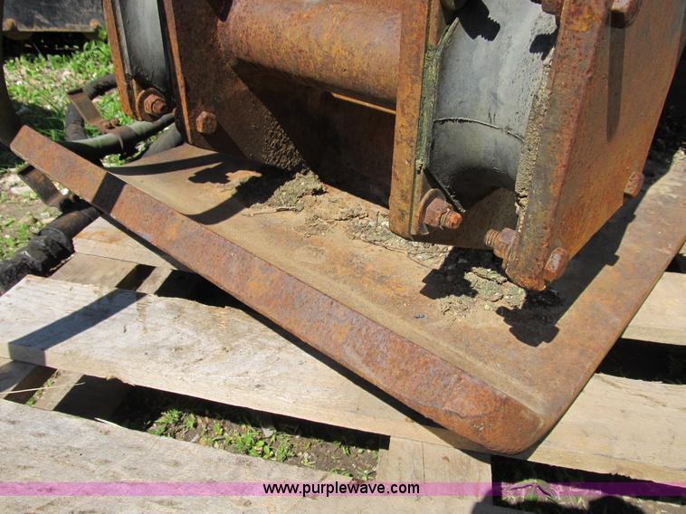 image for item D9452 Hydraulic vibratory plate compactor