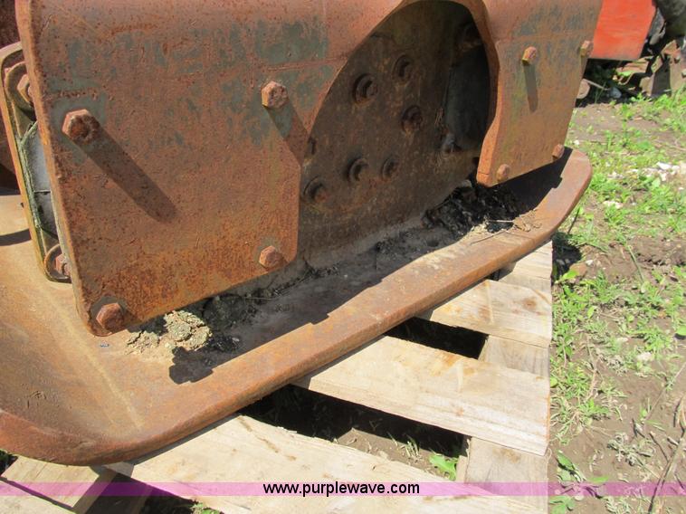 image for item D9452 Hydraulic vibratory plate compactor