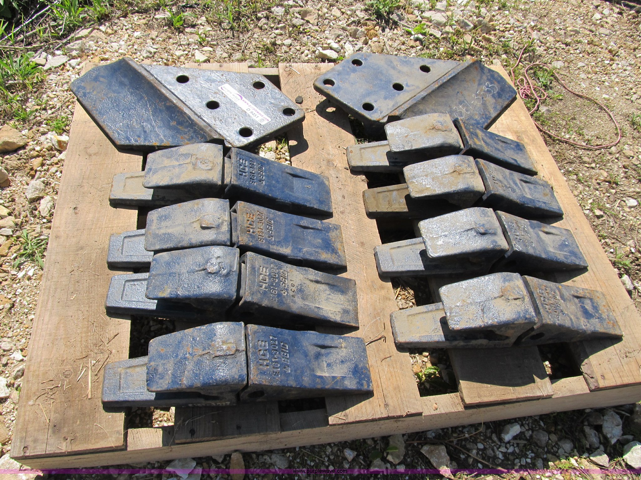 SBIC E1613027 excavator bucket teeth and shanks with side cutters in