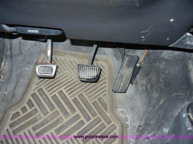 image for item D4041 2001 Dodge Ram 3500 Laramie SLT flatbed truck