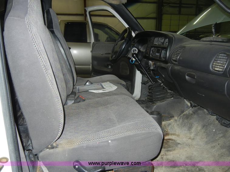 image for item D4041 2001 Dodge Ram 3500 Laramie SLT flatbed truck
