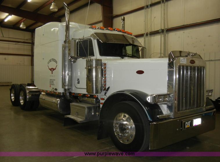 image for item D4052 2000 Peterbilt 379 semi tractor