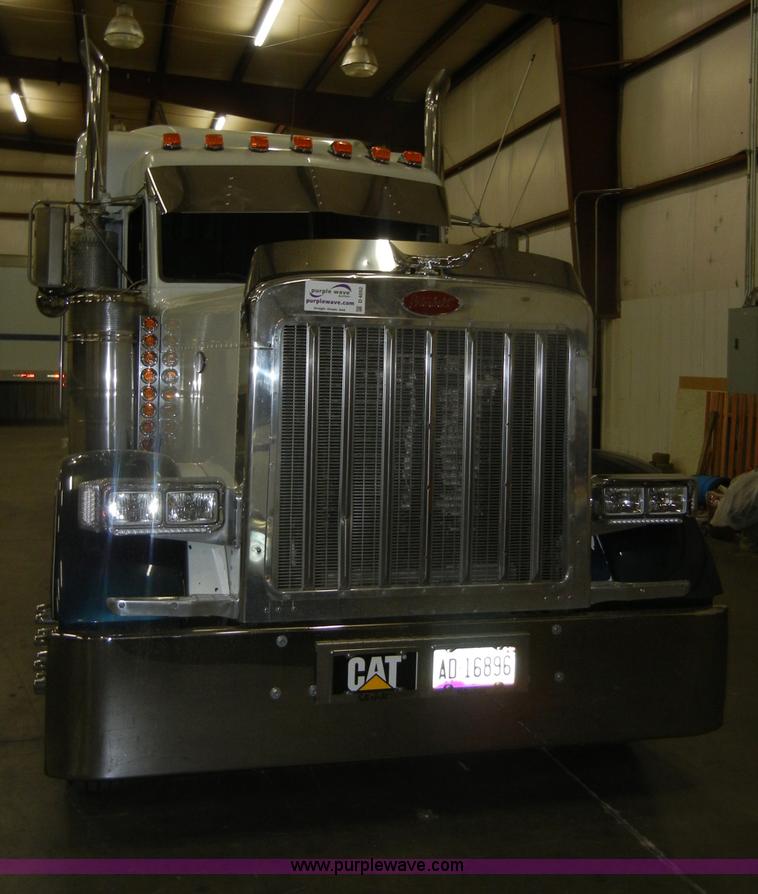 image for item D4052 2000 Peterbilt 379 semi tractor