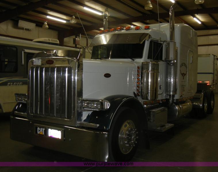 image for item D4052 2000 Peterbilt 379 semi tractor
