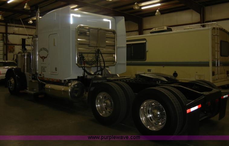 image for item D4052 2000 Peterbilt 379 semi tractor