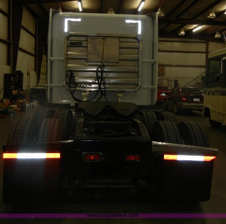 image for item D4052 2000 Peterbilt 379 semi tractor