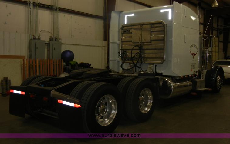 image for item D4052 2000 Peterbilt 379 semi tractor