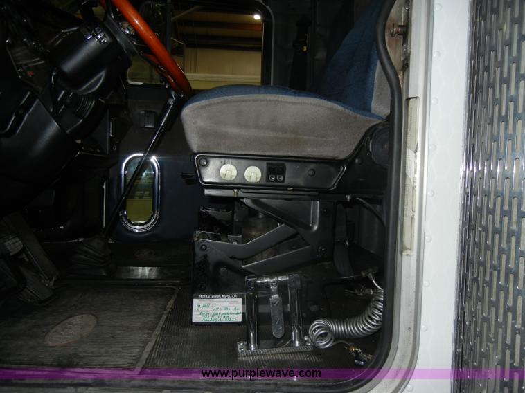 image for item D4052 2000 Peterbilt 379 semi tractor