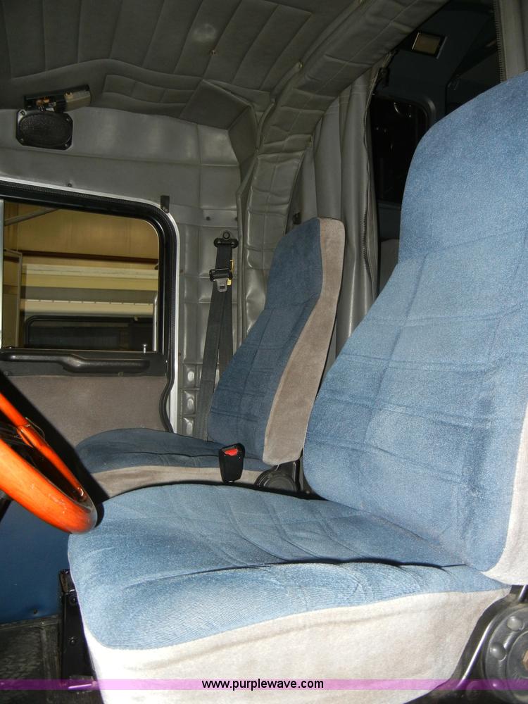 image for item D4052 2000 Peterbilt 379 semi tractor