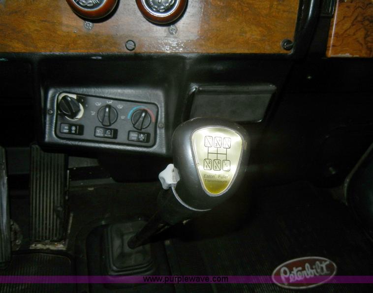 image for item D4052 2000 Peterbilt 379 semi tractor