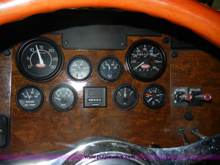 image for item D4052 2000 Peterbilt 379 semi tractor