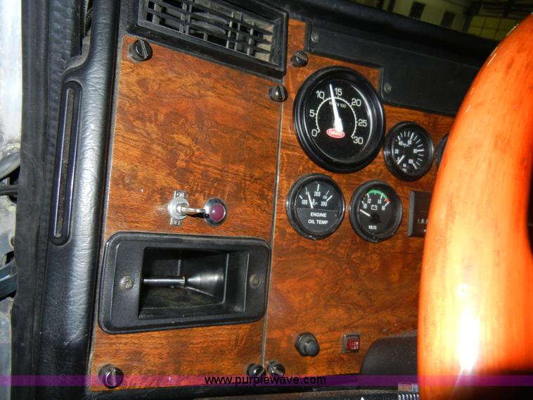 image for item D4052 2000 Peterbilt 379 semi tractor