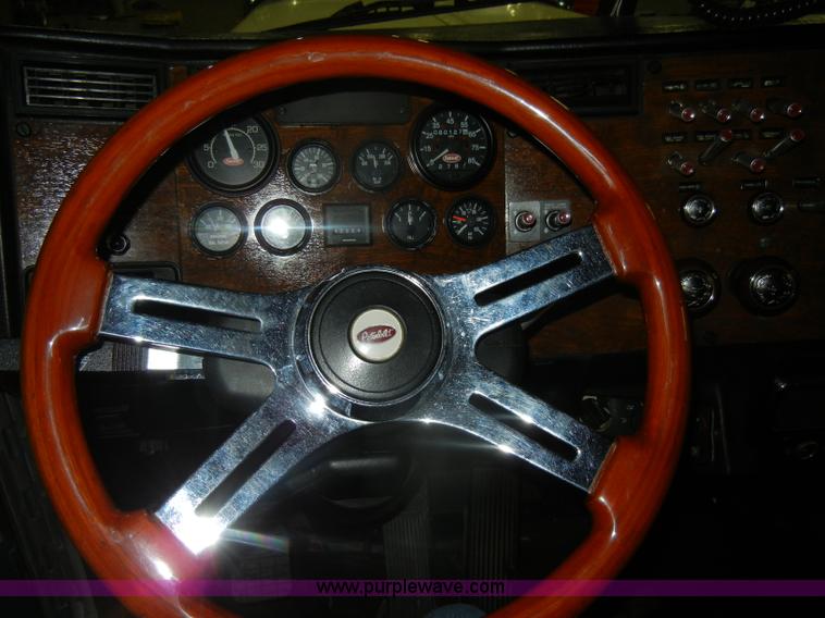 image for item D4052 2000 Peterbilt 379 semi tractor