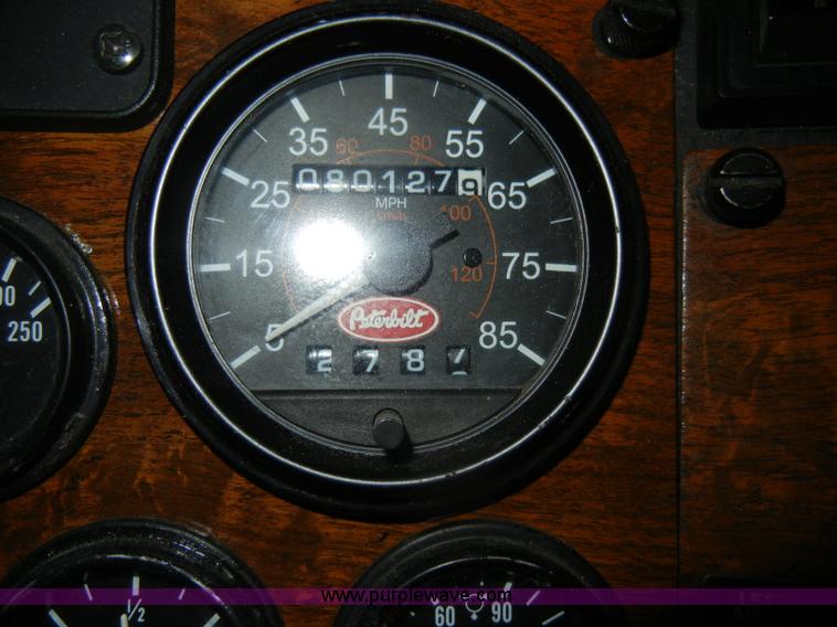 image for item D4052 2000 Peterbilt 379 semi tractor