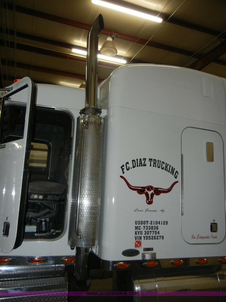 image for item D4052 2000 Peterbilt 379 semi tractor