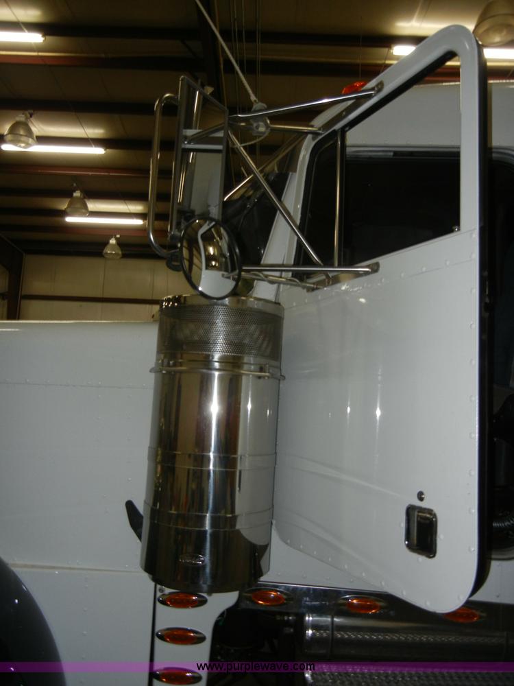 image for item D4052 2000 Peterbilt 379 semi tractor